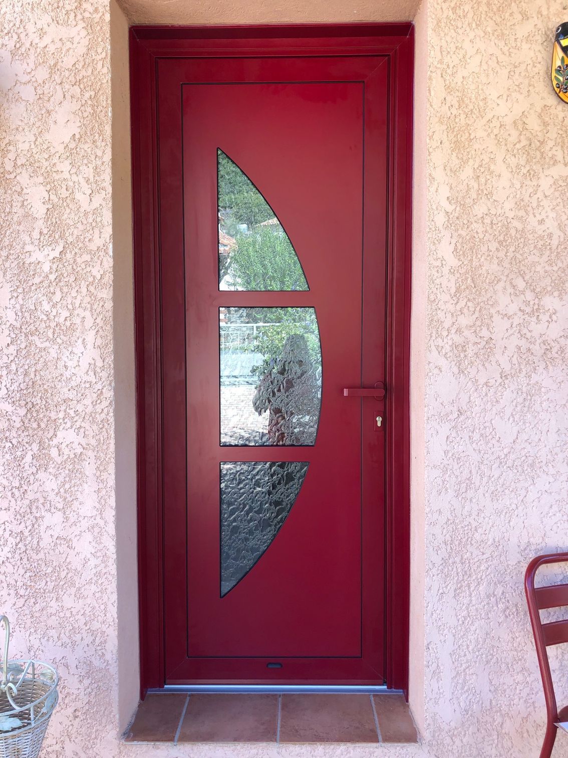 Entrée de maison avec porte grise en aluminium