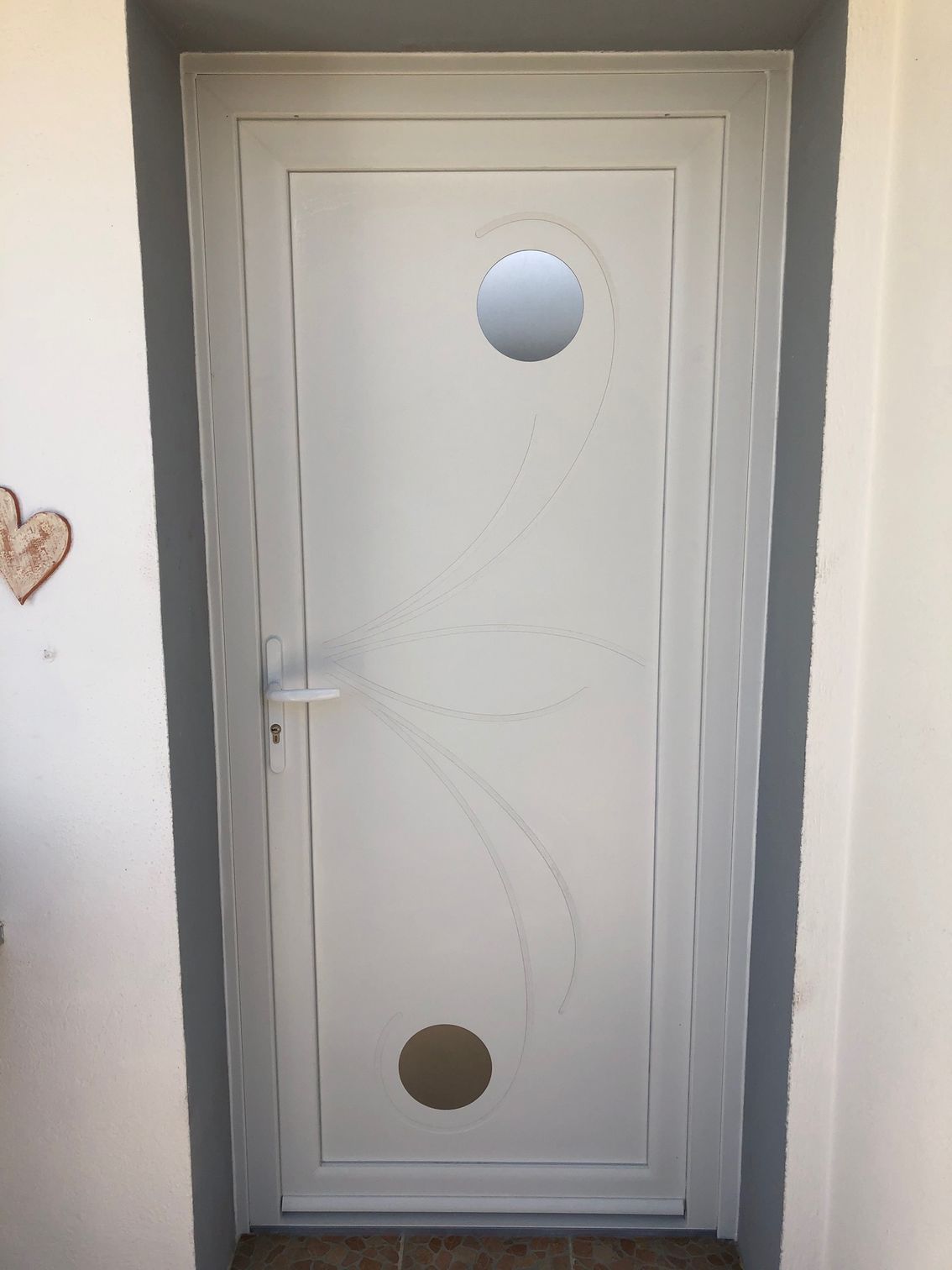 Porte d'entrée avec des ronds vitrés