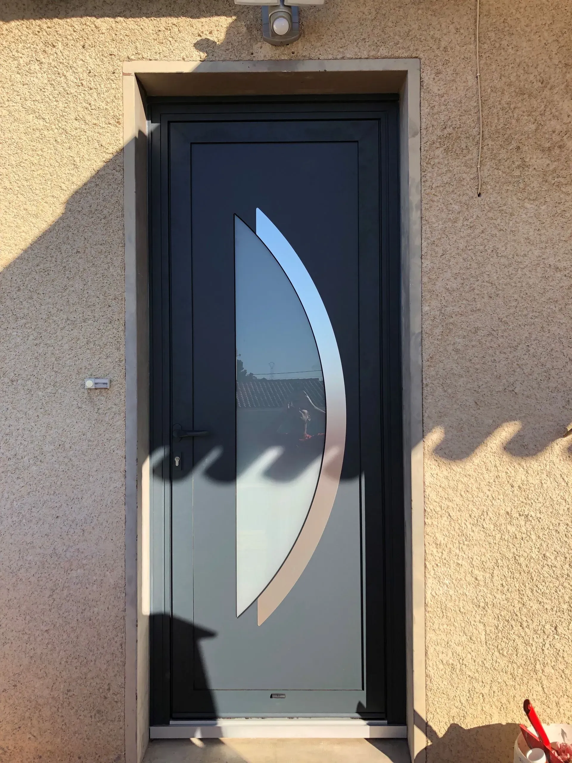 Porte d'entrée grise en aluminium