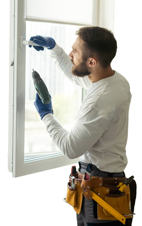 Menuisier qui intervient sur une fenêtre en PVC