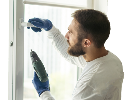 Un artisan qui fixe une fenêtre PVC