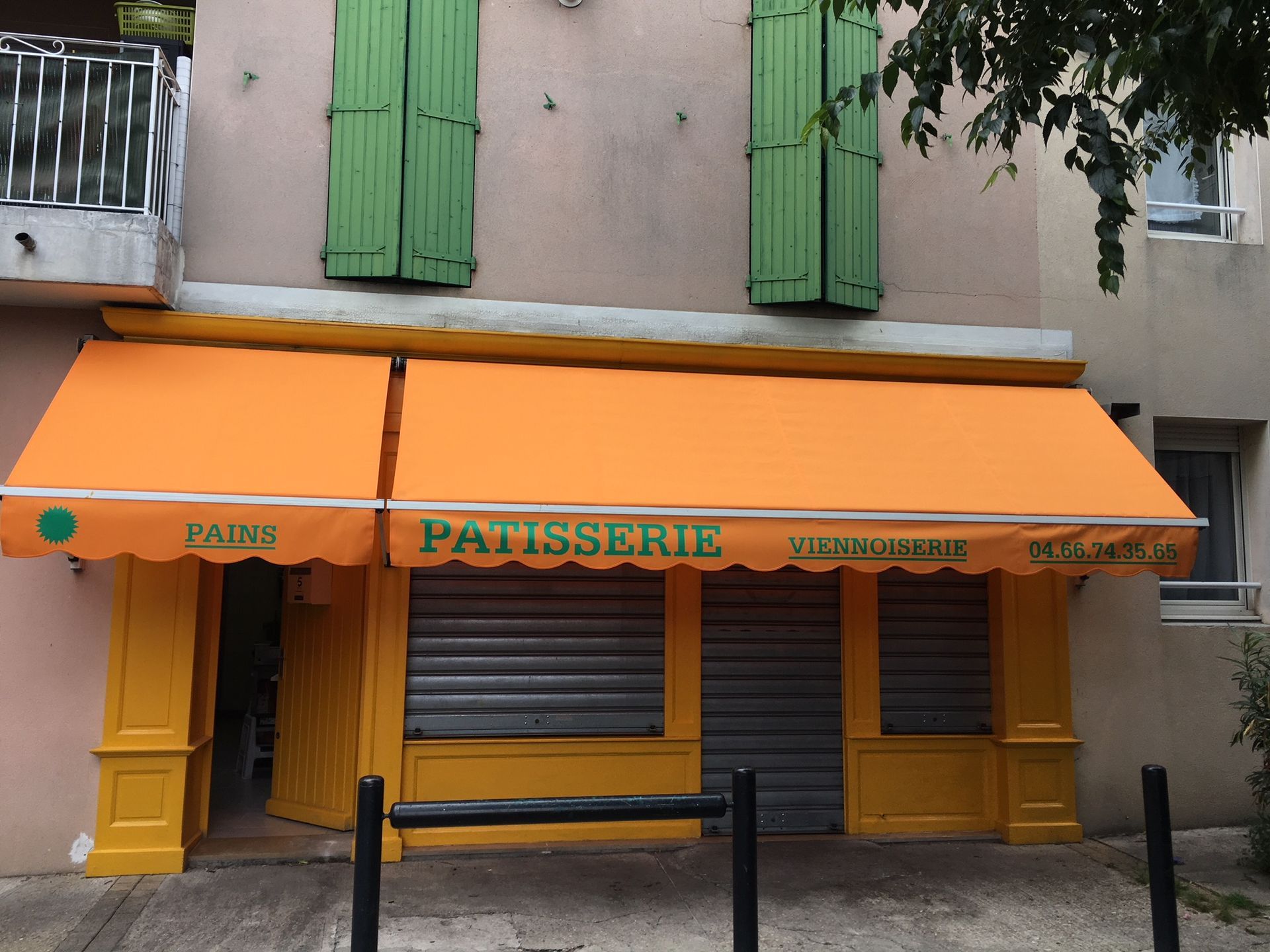 Devanture de magasin avec un rideau métallique baissé