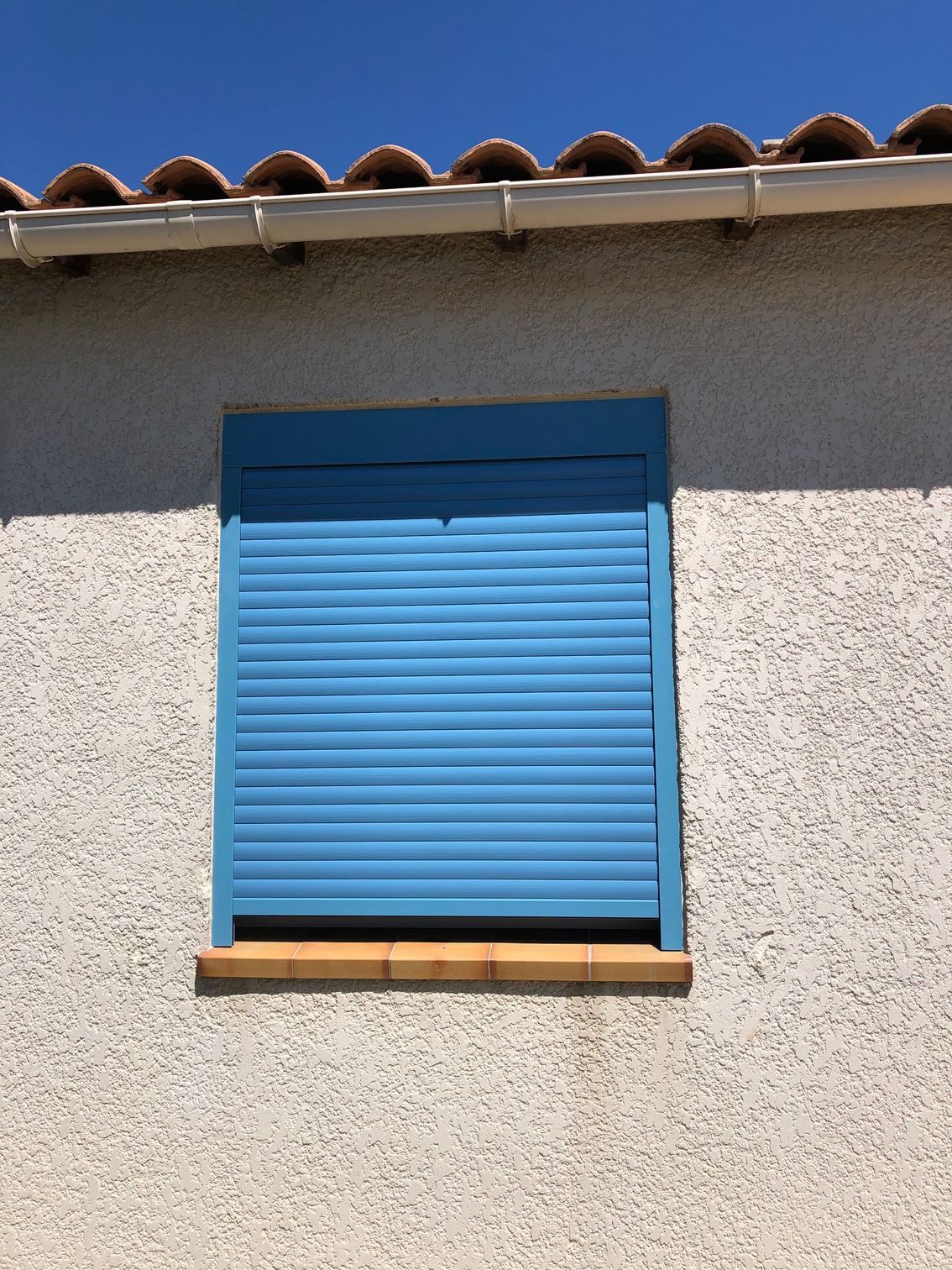 Volets roulants de couleur bleu