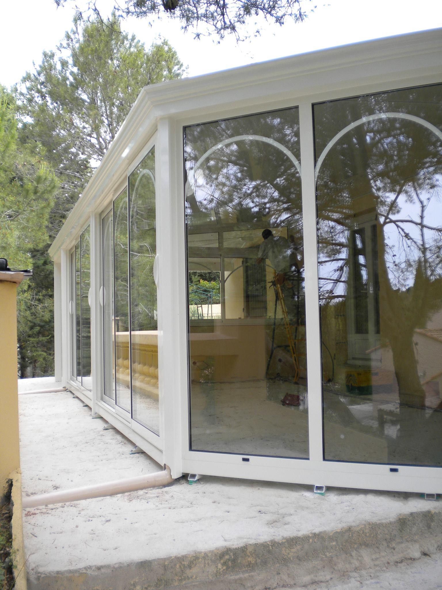 Terrasse avec véranda, menuiseries blanches