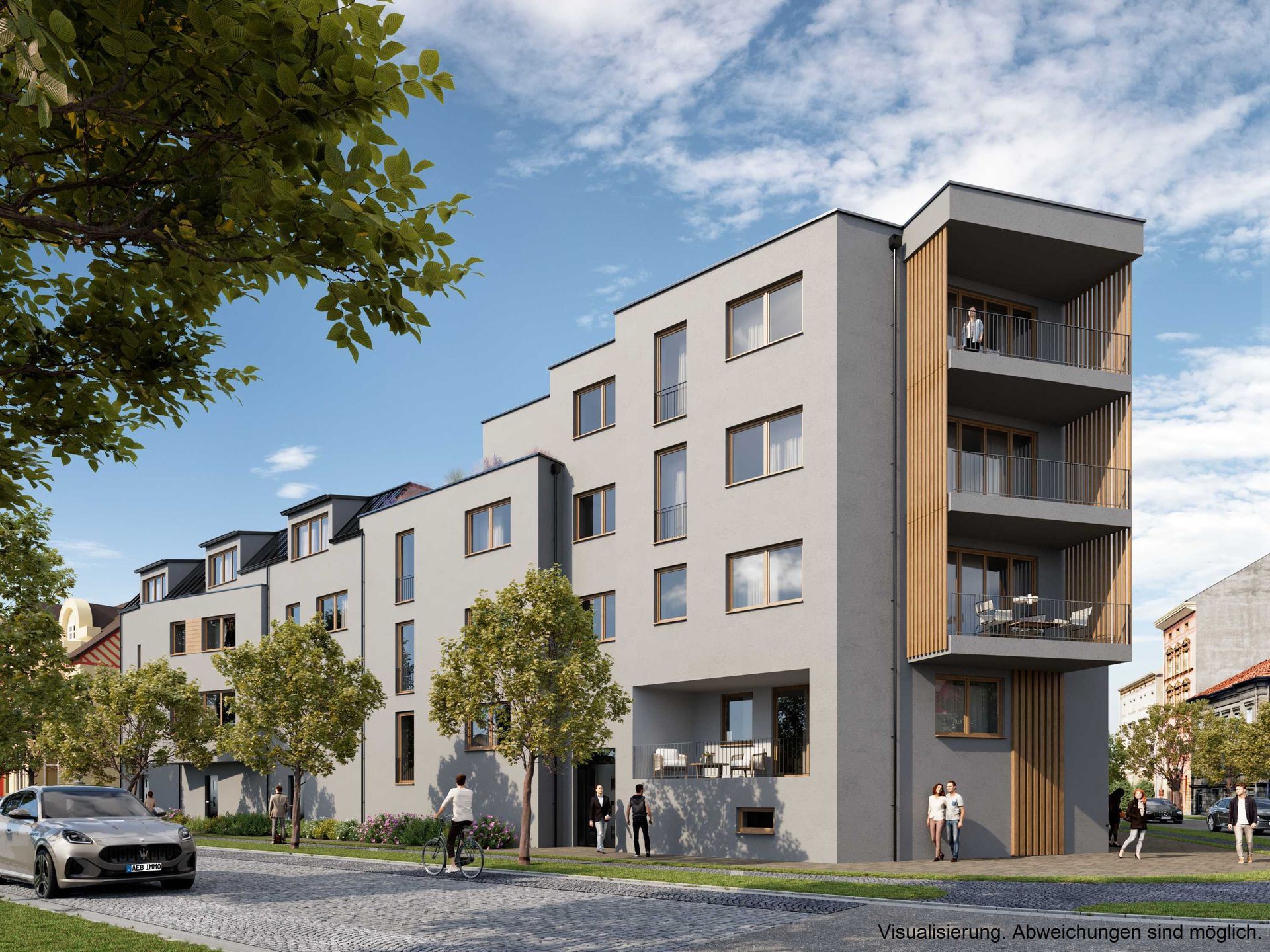 Modernes Wohngebäude mit Balkonen und Bäumen entlang einer Straße unter blauem Himmel