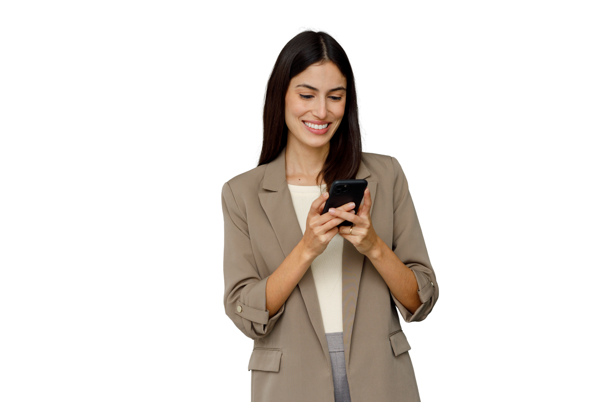 Une personne souriante, vêtue d'un blazer, regarde un smartphone qu'elle tient à deux mains sur un fond.