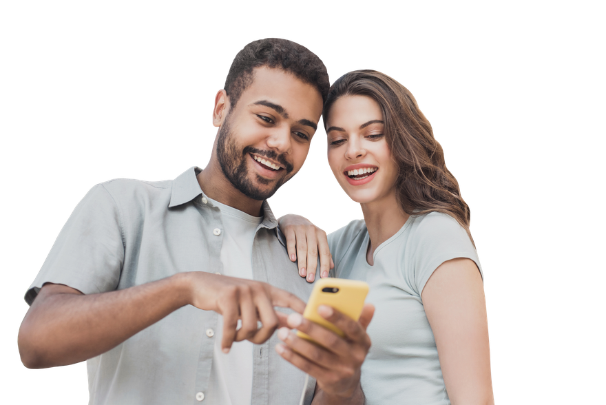 Deux personnes souriantes, regardant un smartphone qu'elles tiennent à la main.