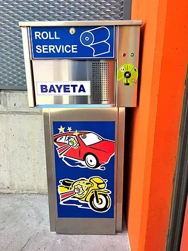 Estación de servicio enrollable con calcomanías para autos y motos. Plateado y azul.