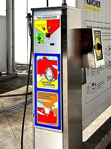 Maquina de lavado de coches con panel de control, botones e instrucciones, para exterior.