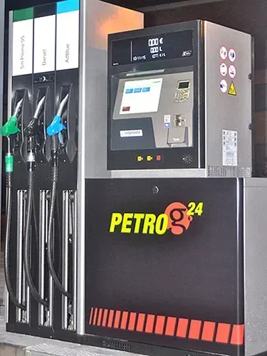 Surtidor de gasolina con tres boquillas, logo Petro24 y pantalla digital, dispensando combustible.