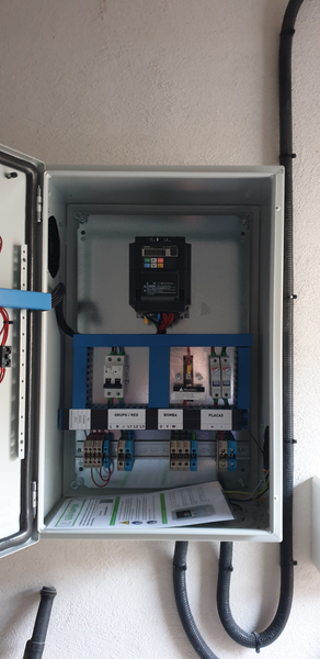 Un primer plano de una caja eléctrica en una pared.
