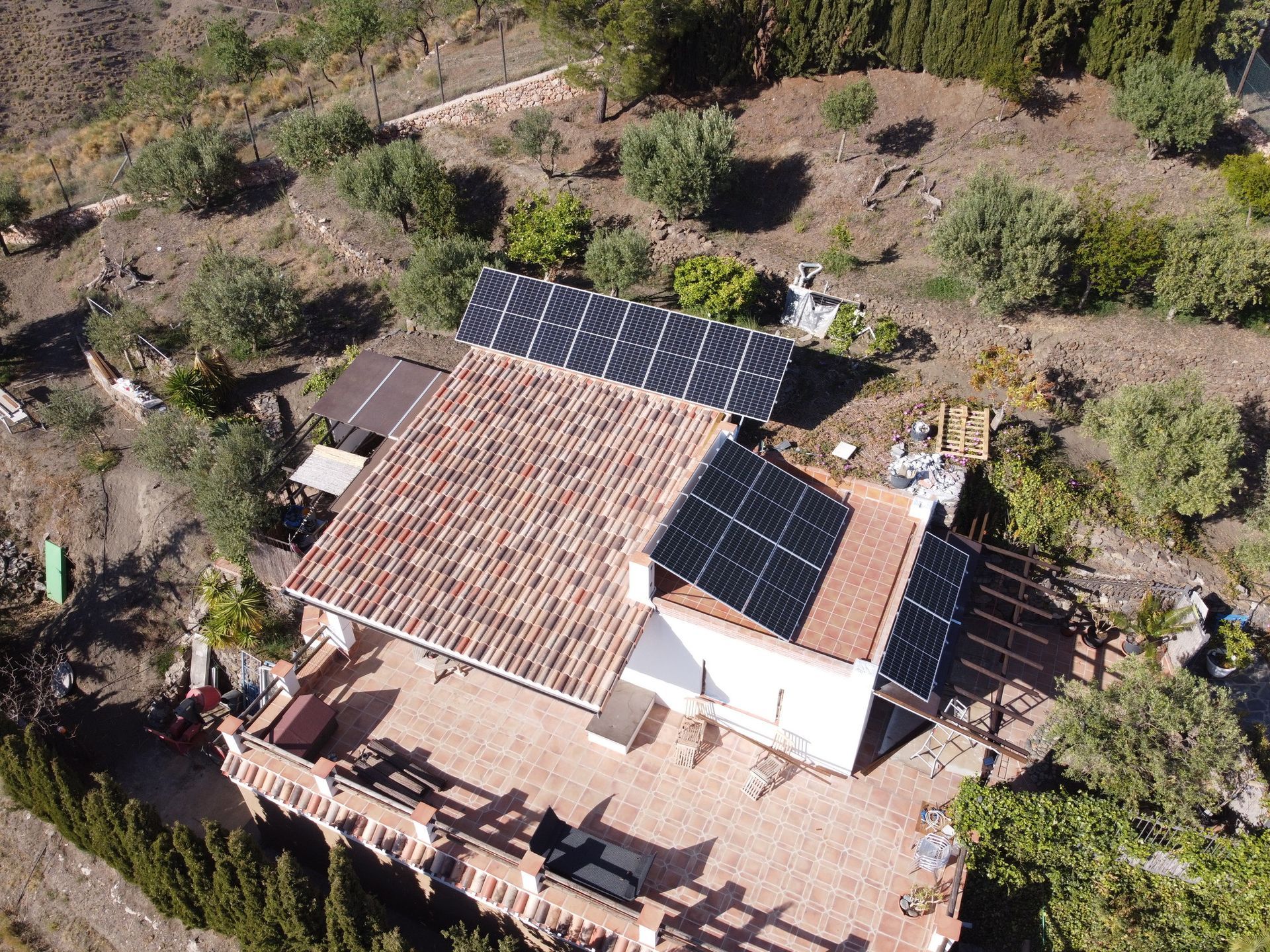 Una vista aérea de una casa con paneles solares en el techo.