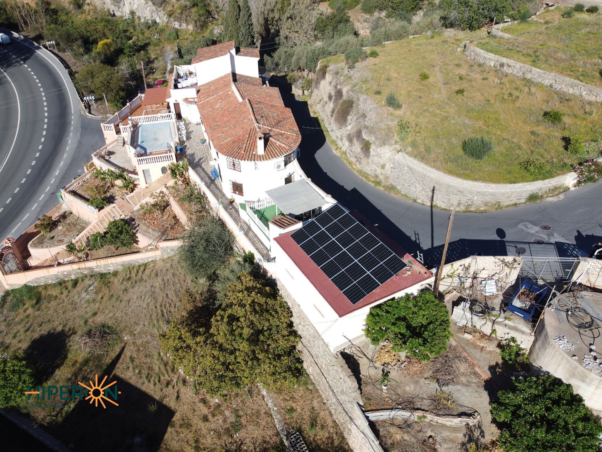 Una vista aérea de una casa con paneles solares en el techo.