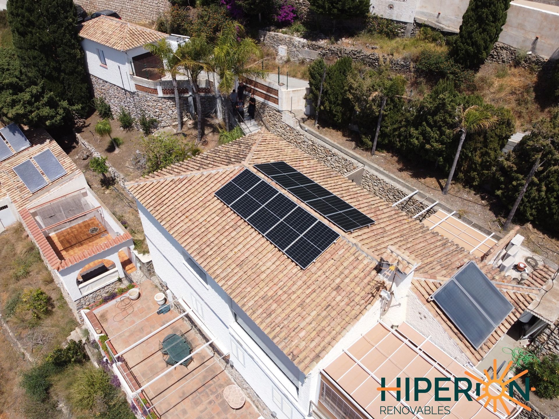 Una vista aérea de una casa con paneles solares en el techo.