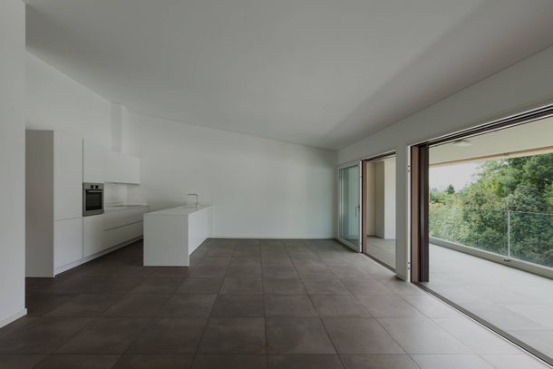 Leeres Zimmer mit Küchenzeile und Kochinsel