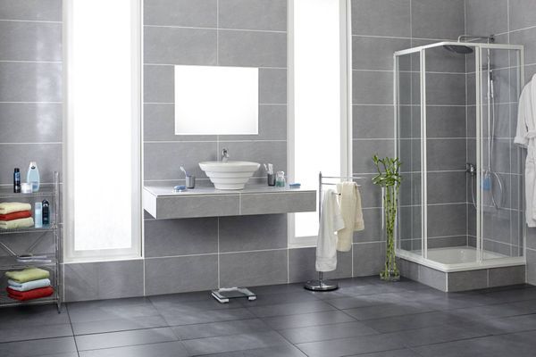 Badezimmer mit grauen Fliesen