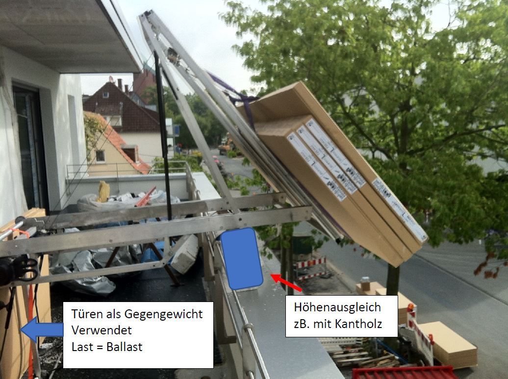 Balkon mit hochgezogener Holzplatte. Metallrahmen, blauer Container, Straße im Hintergrund.