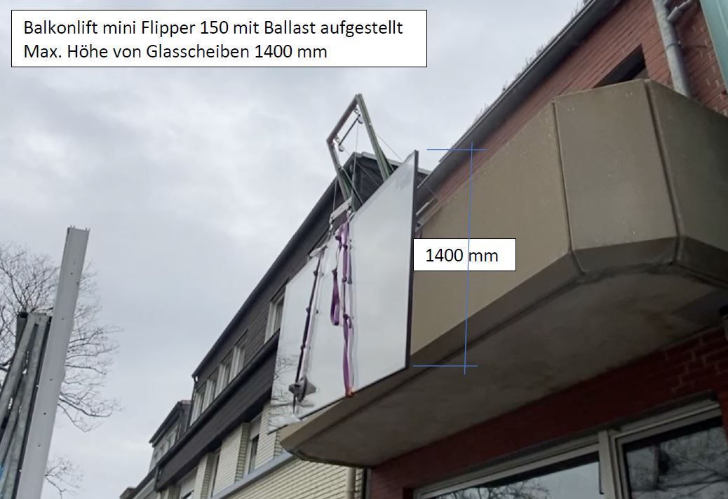 Ein Flipperschild mit den Maßen 1400 mm, teilweise auf einem Gebäudebalkon.