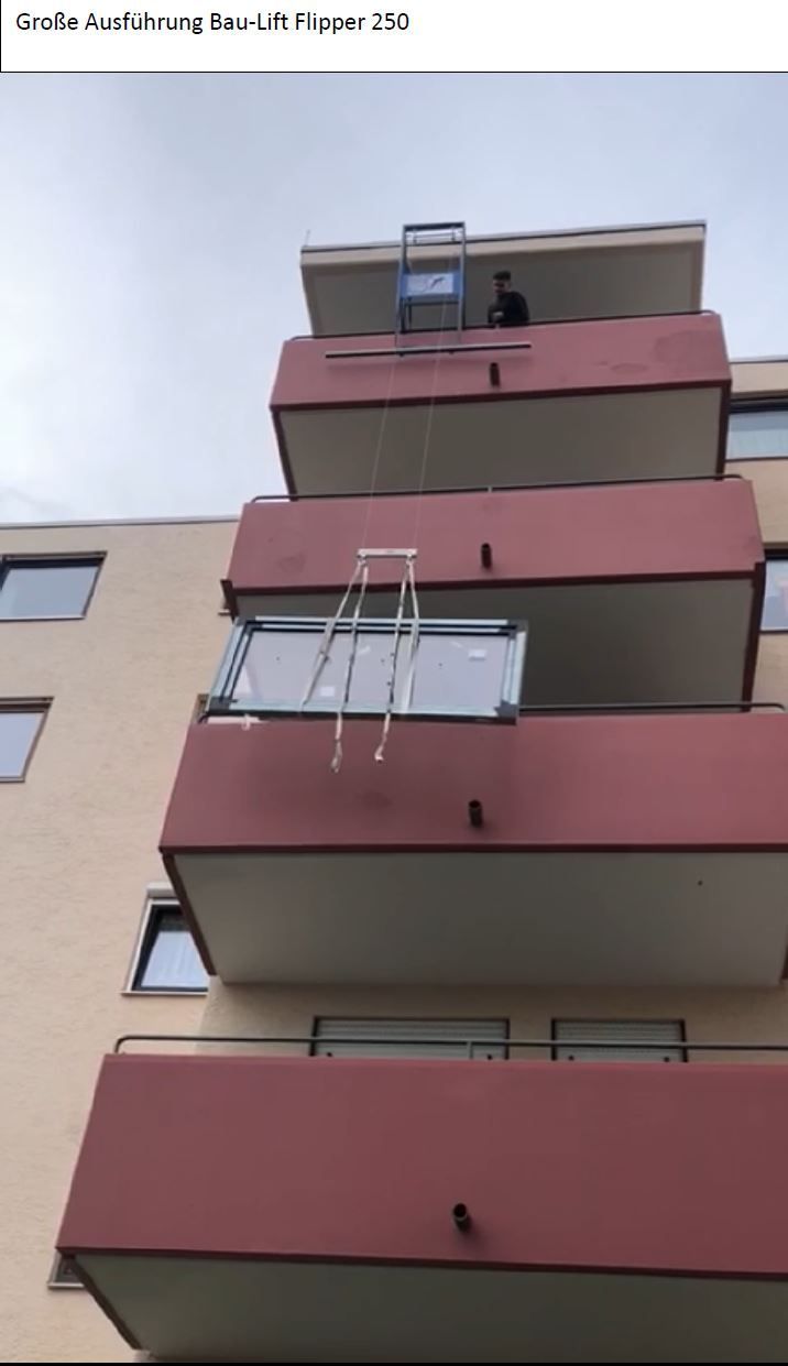 Mann auf einem Balkon, der eine Leiter benutzt, um auf den darüber liegenden Balkon zu gelangen.