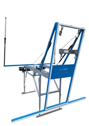 Eine blau-silberne Maschine zum Anbringen von Abstellgleisen. Sie steht im Freien und ist geneigt.