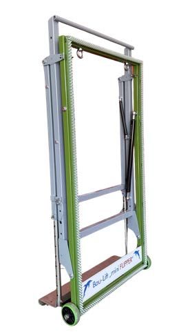 Grüner und grauer Treppenliftwagen auf Rädern; vertikaler Hebemechanismus.