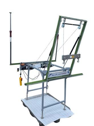 Eine Hochleistungs-Hebemaschine für die Fenstermontage mit grün-grauem Rahmen, die auf einer hellen Plattform steht.