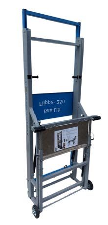 Ein zusammenklappbarer Wagen mit Rädern, vermutlich zum Transport von Gegenständen.