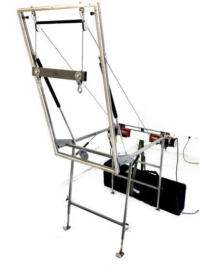 Stuhl aus Metall mit Federn, Seilen und einem Koffer, wahrscheinlich ein therapeutisches Gerät für Haltung oder Bewegung.