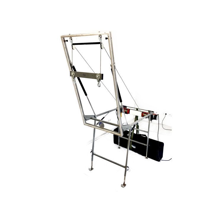 Medizinisches Gerät aus silbernem Metall mit Sitz und Armstützen.