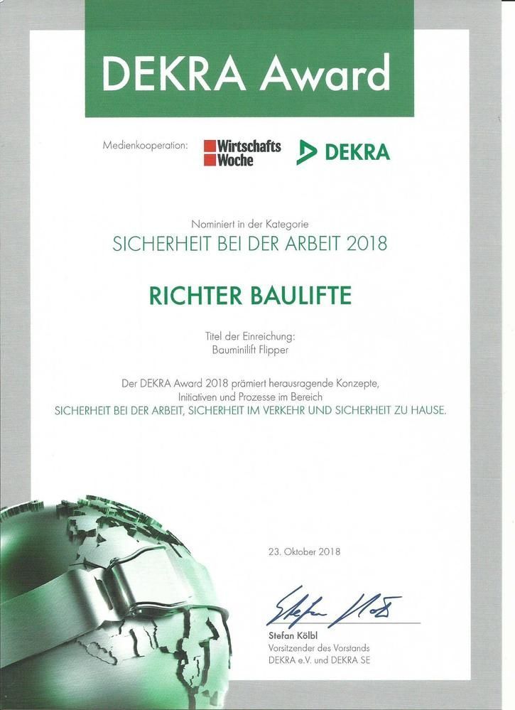DEKRA Award-Urkunde für Richter Baulifte 2018 im Bereich Arbeitssicherheit. Farben Grün, Weiß und Schwarz.