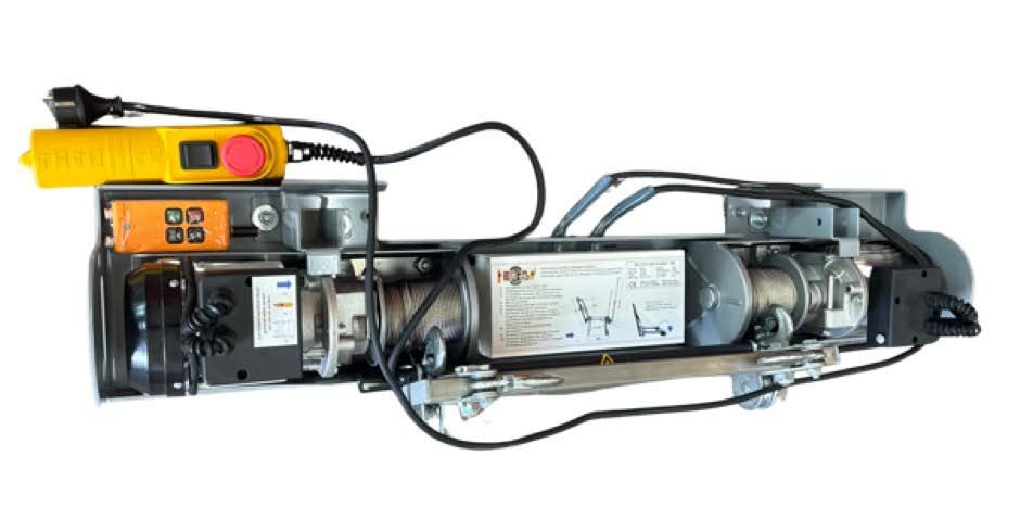 Elektrische Seilwinde mit gelber Fernbedienung, schwarzen Kabeln und grauem Gehäuse.