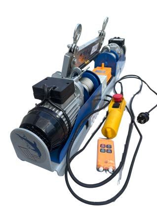 Elektrischer Hebezug mit blauem Rahmen, silbernem Motor, gelber Fernbedienung und schwarzem Kabel.