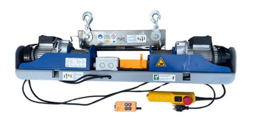 Brückenkransystem mit einem gelben Bedienfeld und einer kleineren orangefarbenen Fernbedienung.