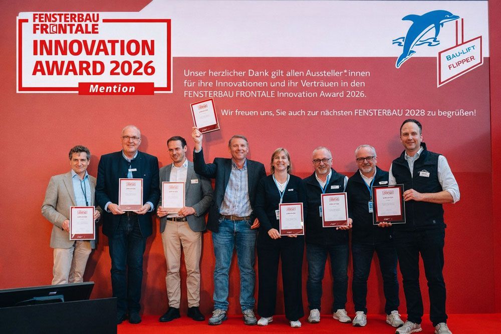 Gruppe hält Auszeichnungen auf der Bühne bei der Fenestration Frontier Innovation Award 2026-Veranstaltung