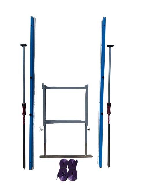 Blaue Volleyballnetzpfosten, Netzrahmen und violette Zurrgurte.