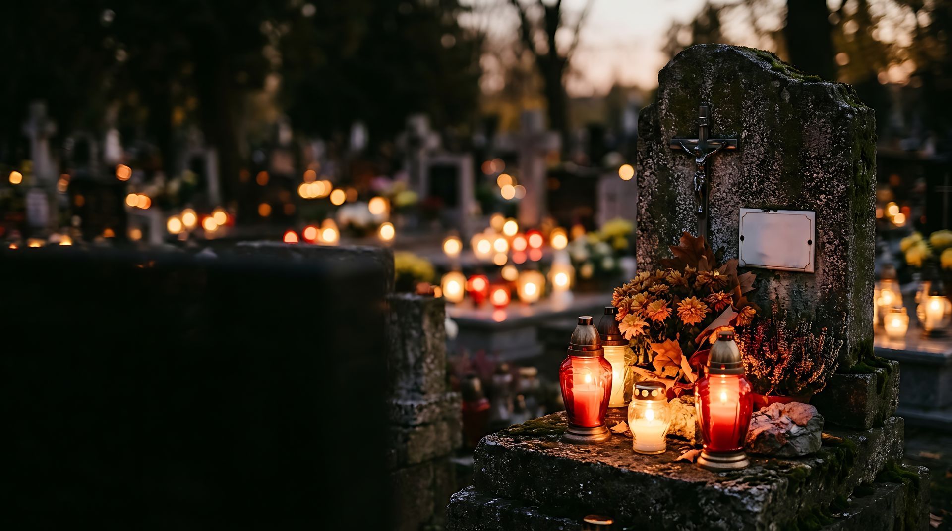 Mémorial funéraire au cimetière, avec des bougies qui brillent sur une tombe recouverte de mousse au crépuscule
