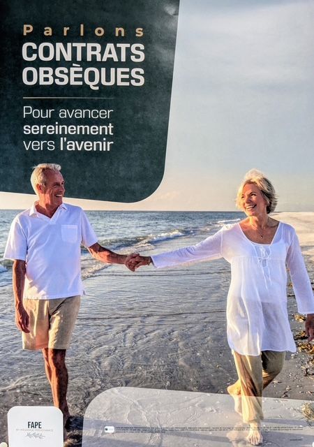 Deux personnes discutent dans une pièce lumineuse, l'une d'elles tenant un dossier rouge et souriante.