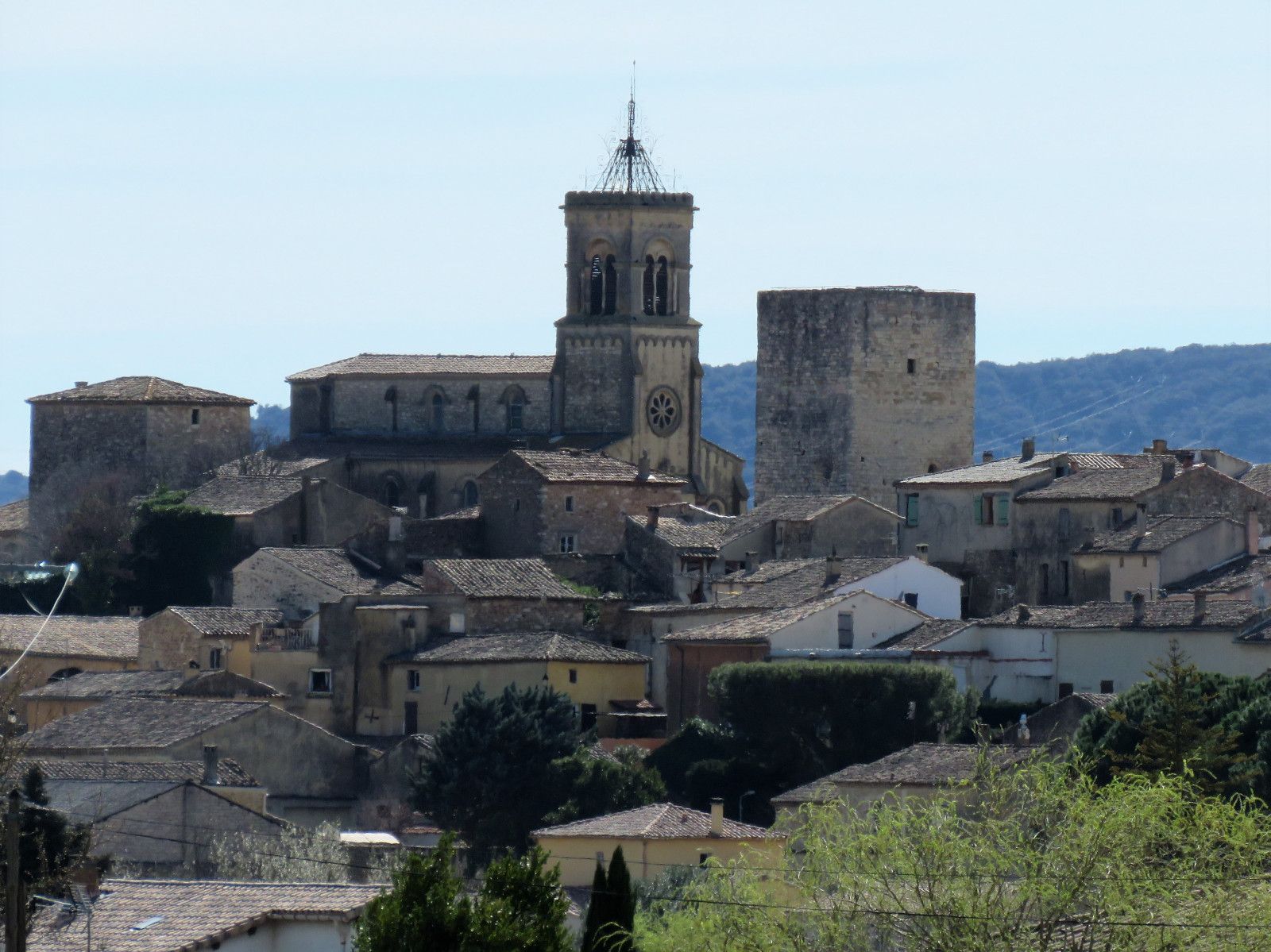 Main tenant une petite bougie jaune allumée à la flamme vive