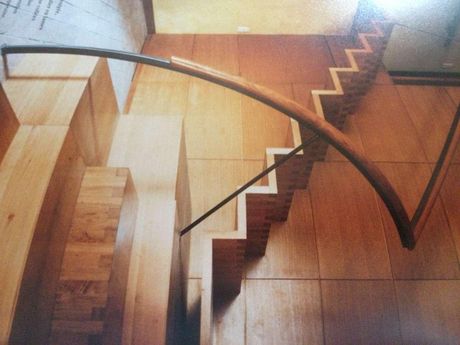 MGL Menuiserie réalise des escaliers, bloc-porte et lambris en bois