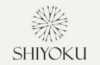 Un logotipo en blanco y negro para Shiyoku con una flor en el medio.