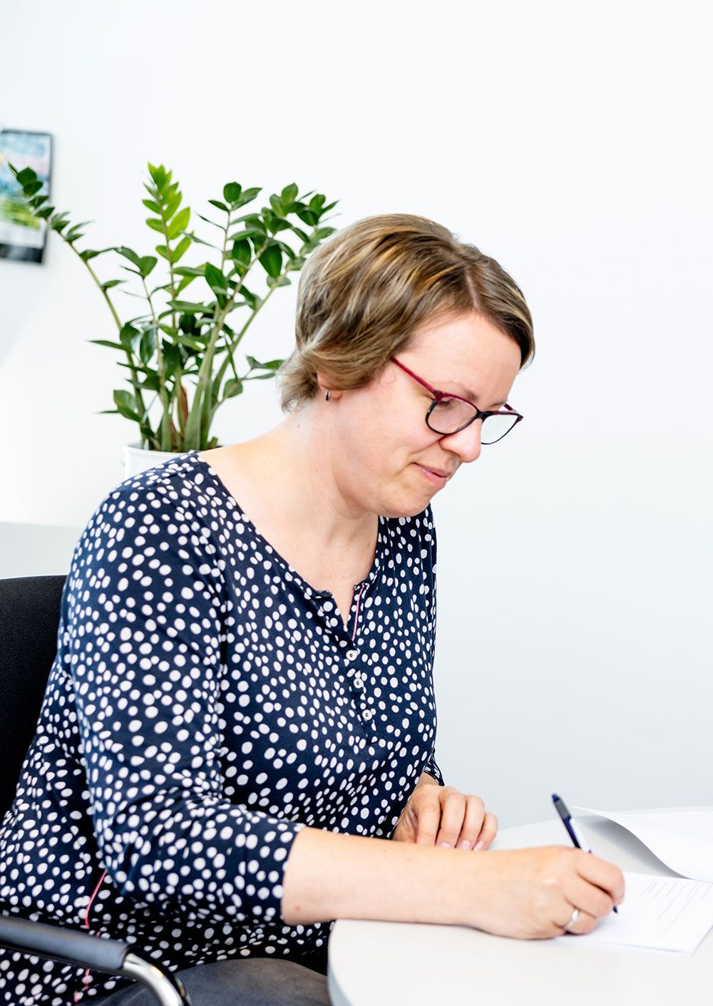 Drei Frauen sitzen an einem Tisch und unterhalten sich.