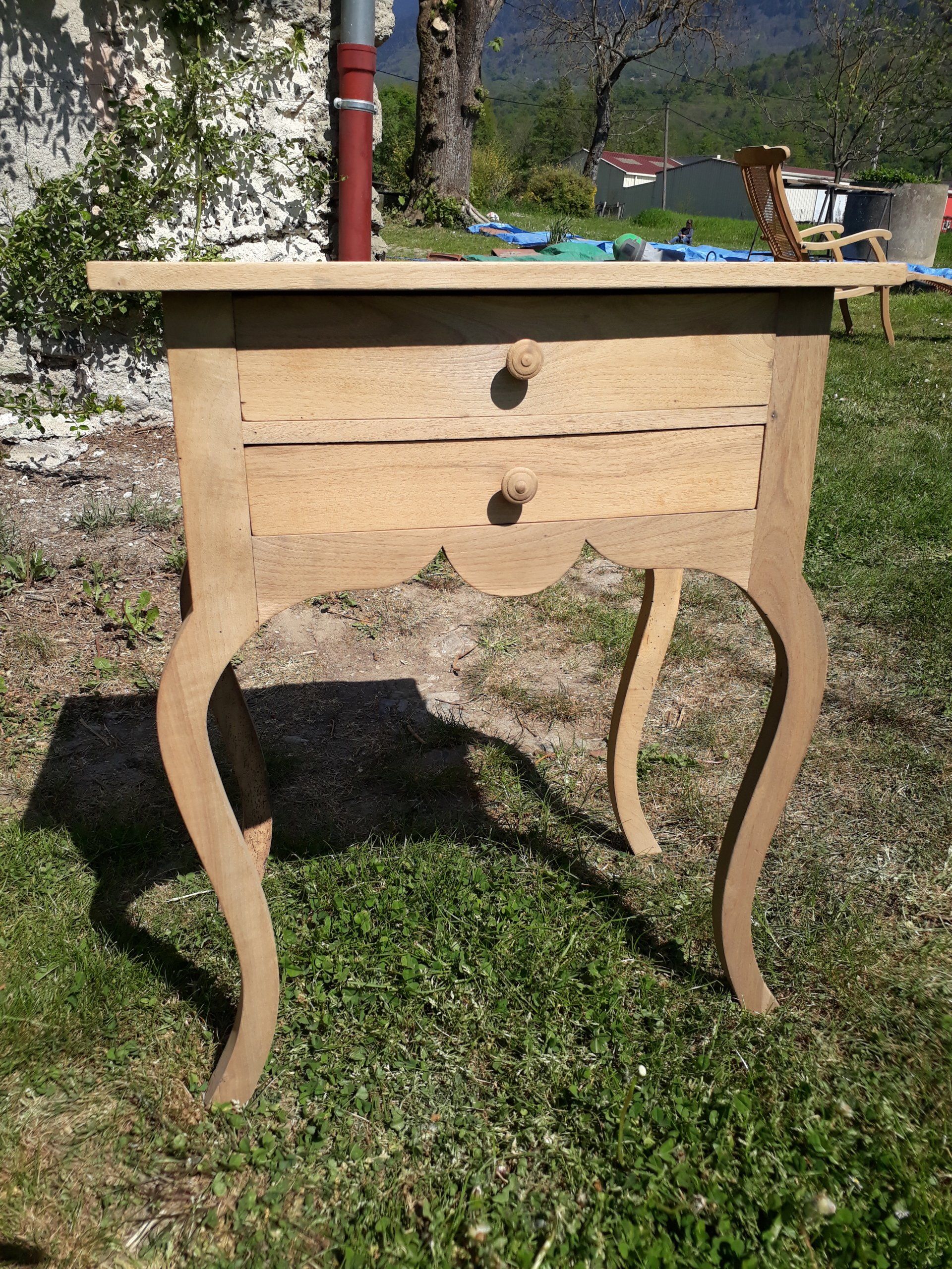 Table de chevet après décapage