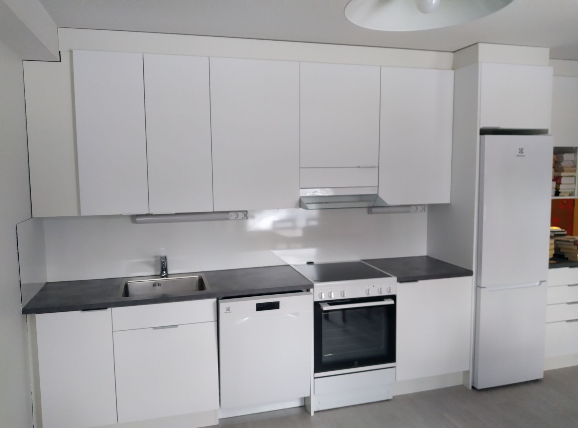 Ammattilaisen asentamat keittiökaapit ja tasot viimeistellyllä lopputuloksella.