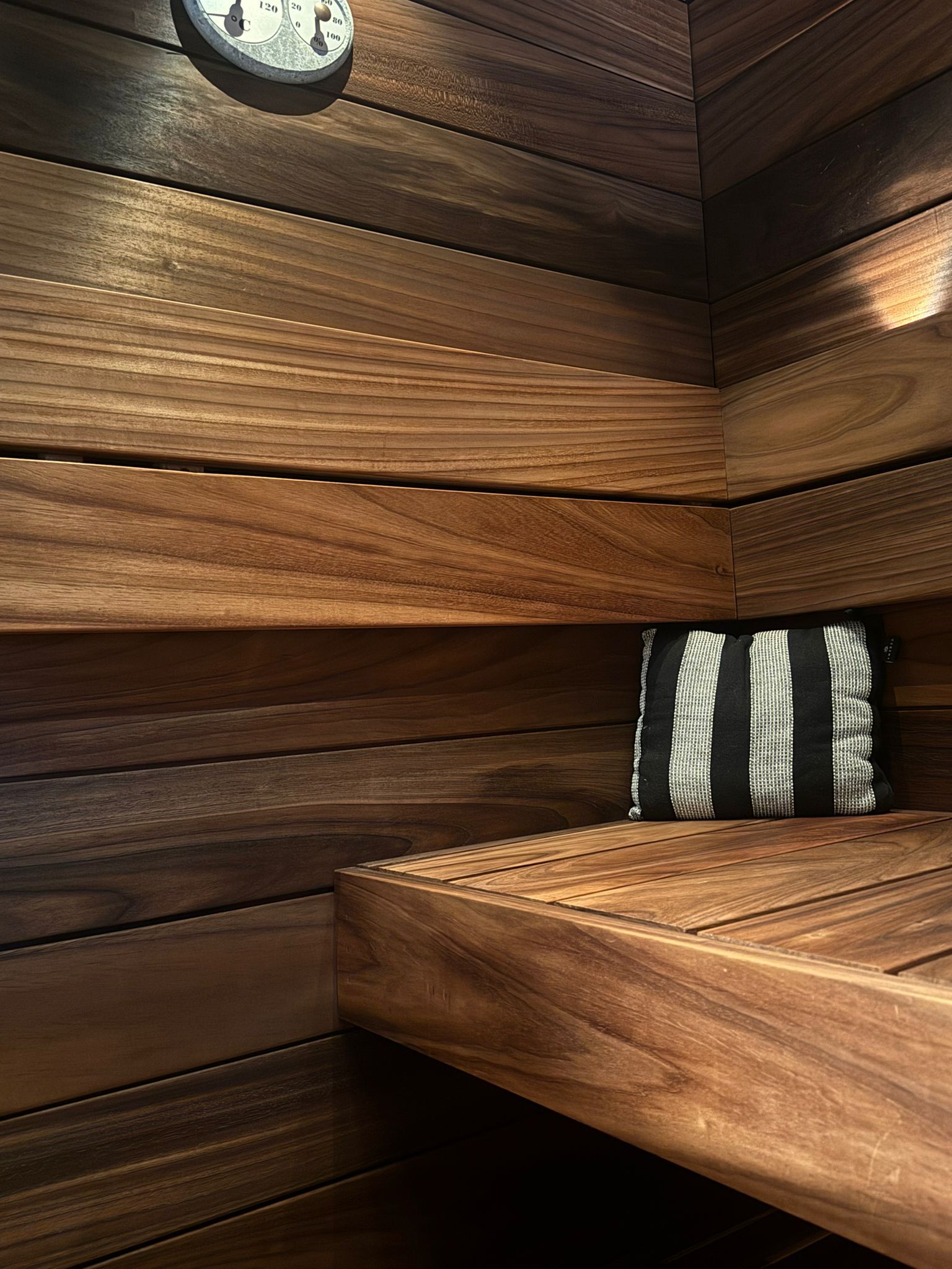 Ammattilaisen tekemä kylpyhuoneen vedeneristys ja dokumentointi remonttikohteessa.