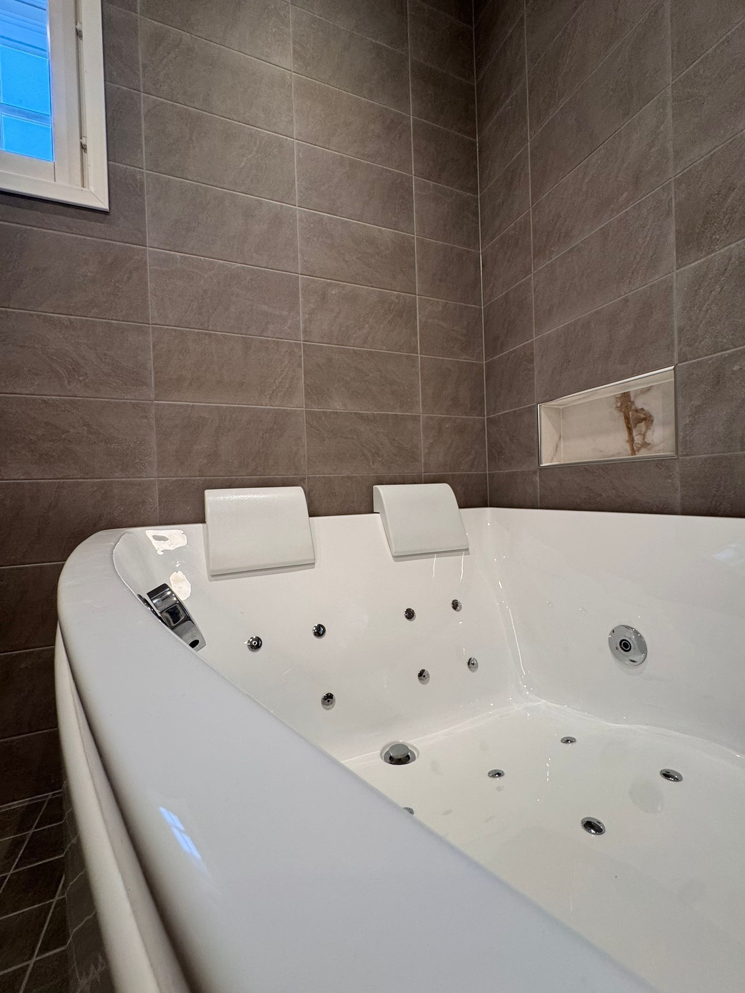 Vapaasti seisova moderni kylpyamme asennettuna tyylikkääseen märkätilaremonttiin Turussa.