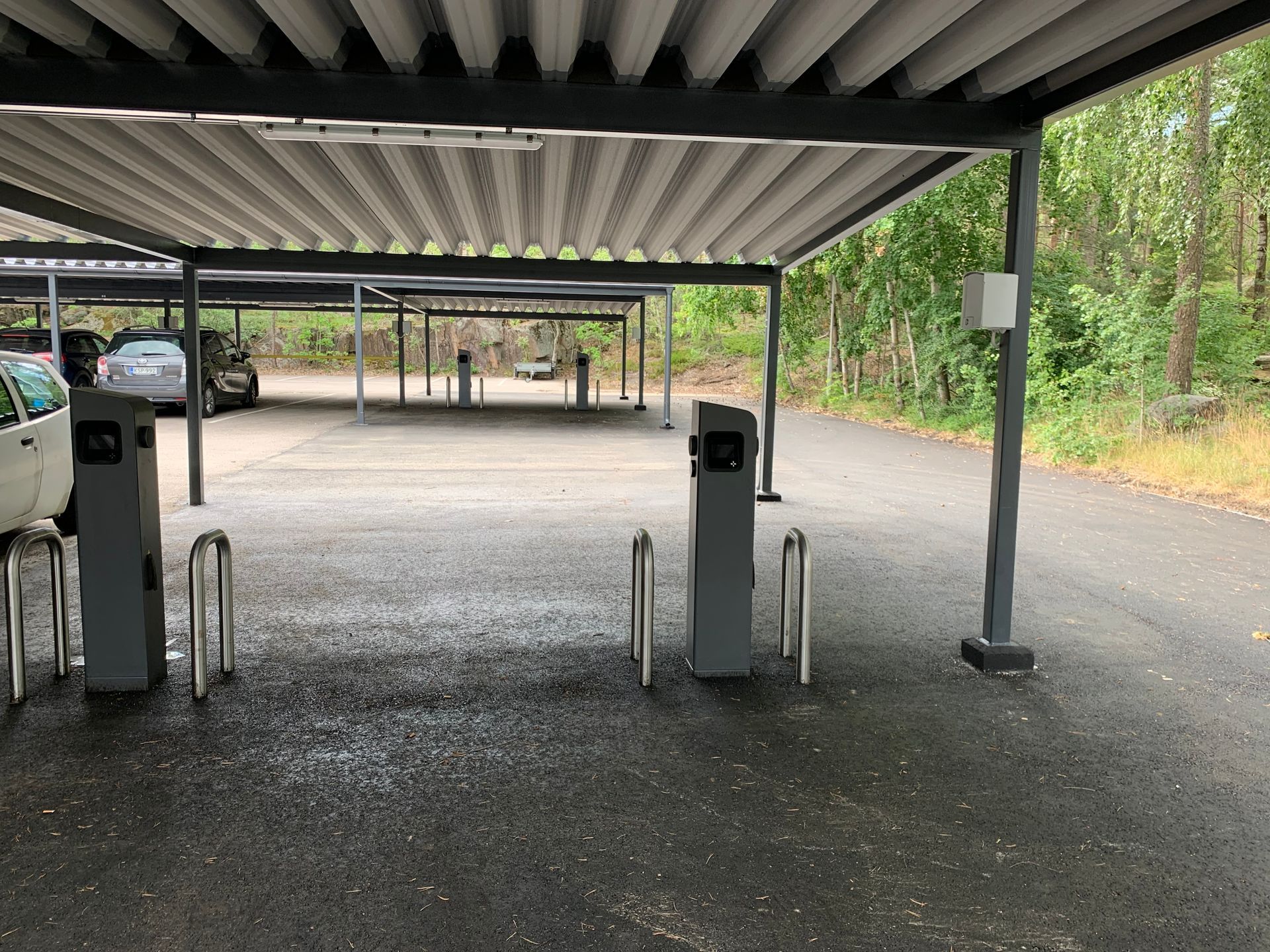 TurkuTiimi Oy toteuttama taloyhtiön autokatos ja sähköautojen latauspisteet.