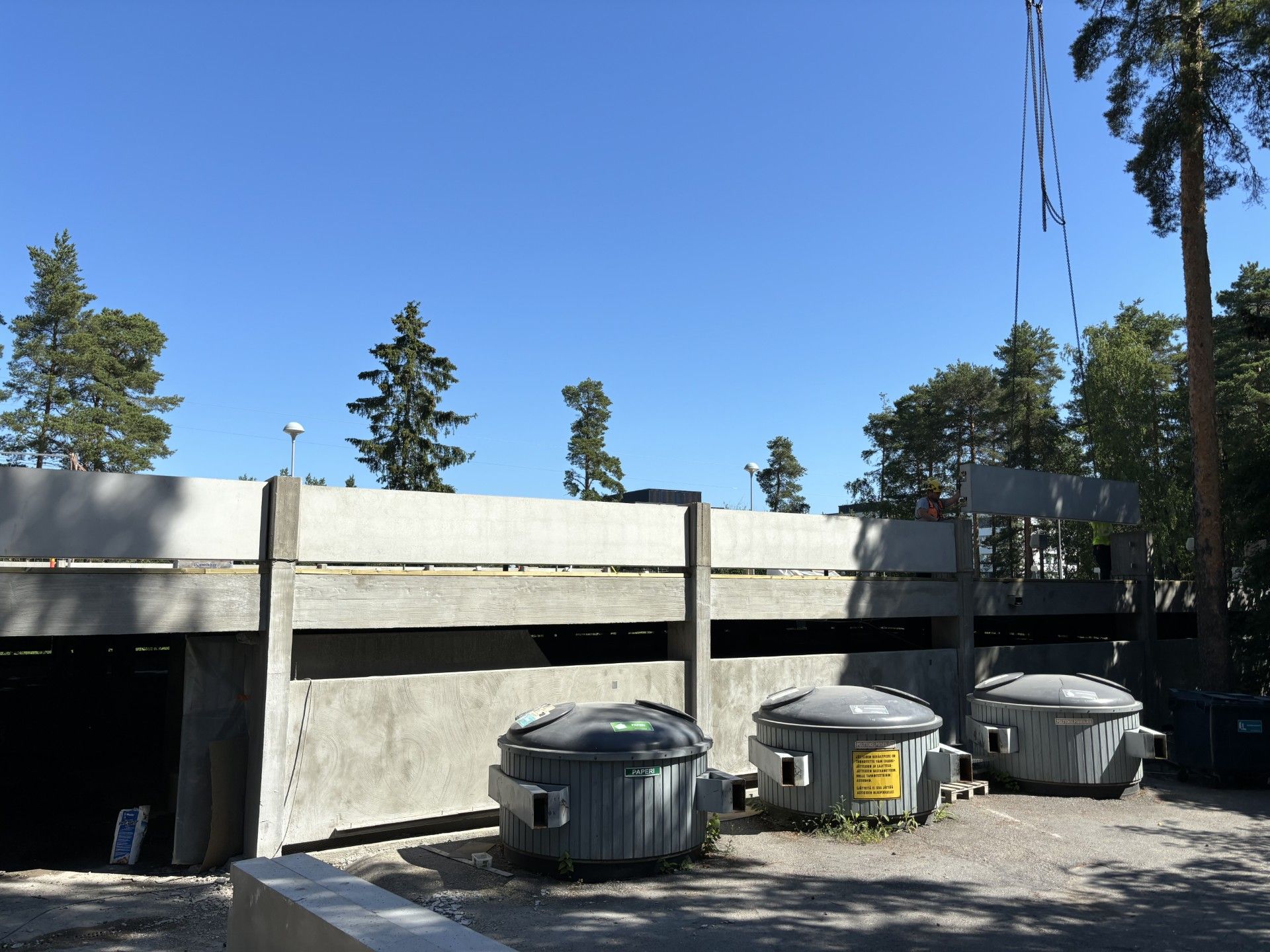 Taloyhtiön uusi ja siisti jätepiste, joka parantaa pihan viihtyisyyttä Turun seudulla.