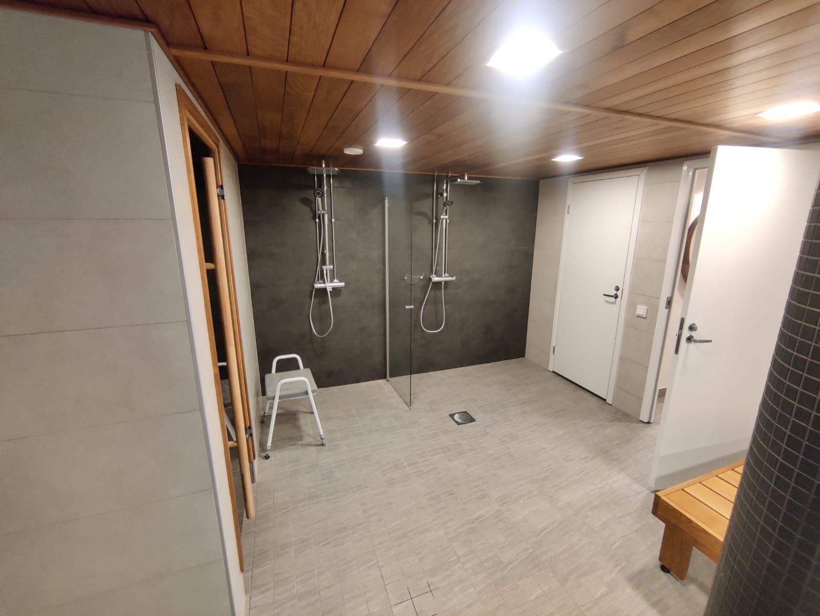 Taloyhtiön yhteisten saunatilojen modernisointi ja remontoitu pesuhuone Turussa.