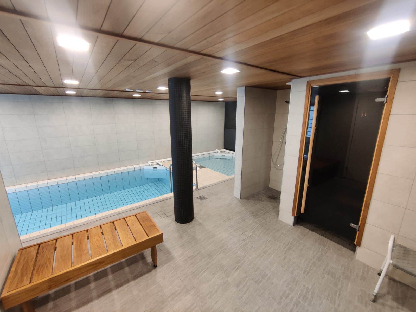 Taloyhtiön yhteisten saunatilojen modernisointi ja remontoitu uima-allas Turussa.