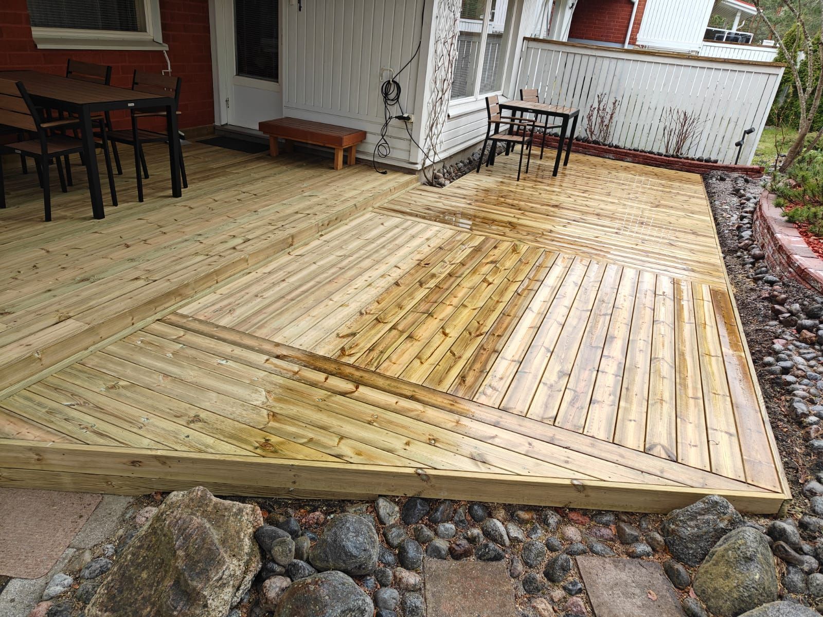 Uusi terassi Turun omakotitaloalueella.